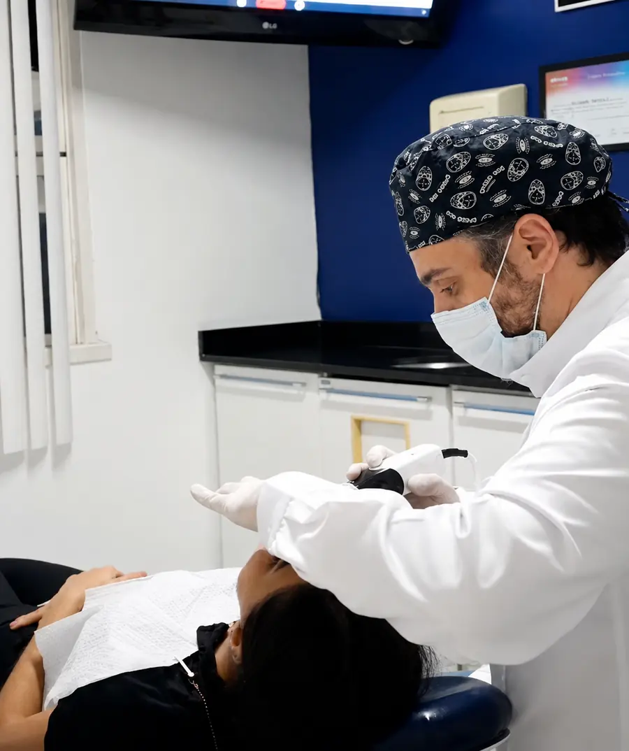 Dr. Danilo Menah durante atendimento em seu consultório