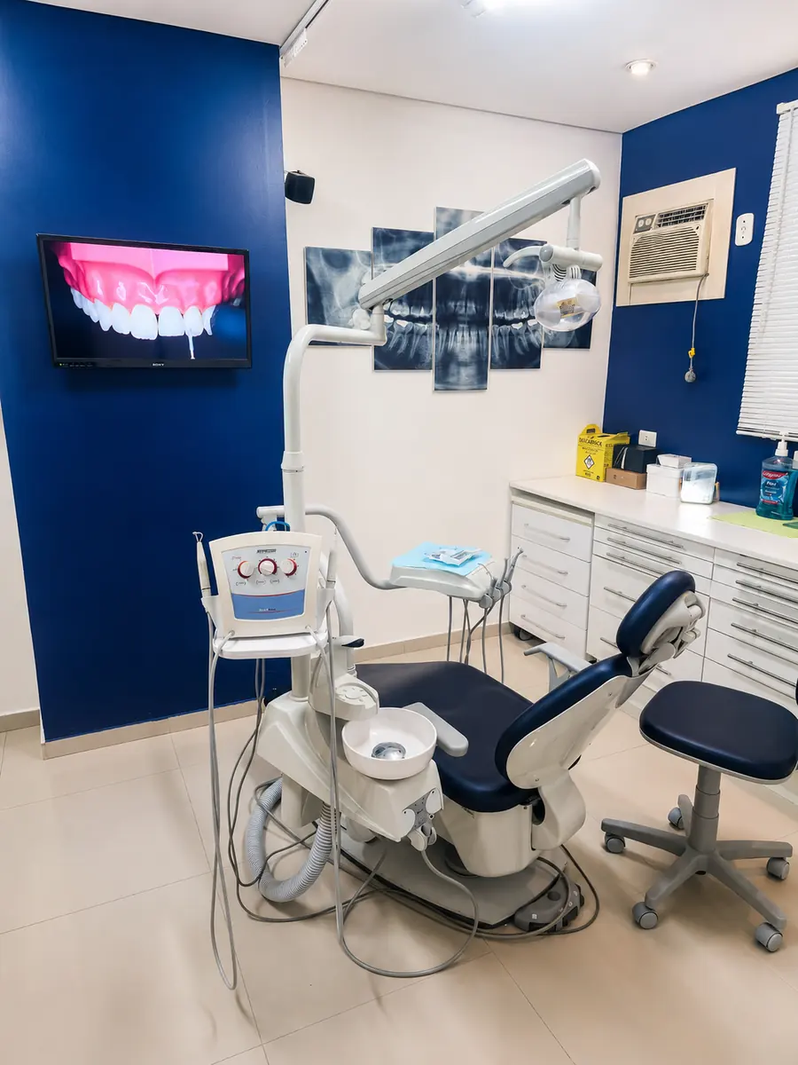 Sala clínica do Dr. Danilo Menah com cadeira odontológica e equipamentos