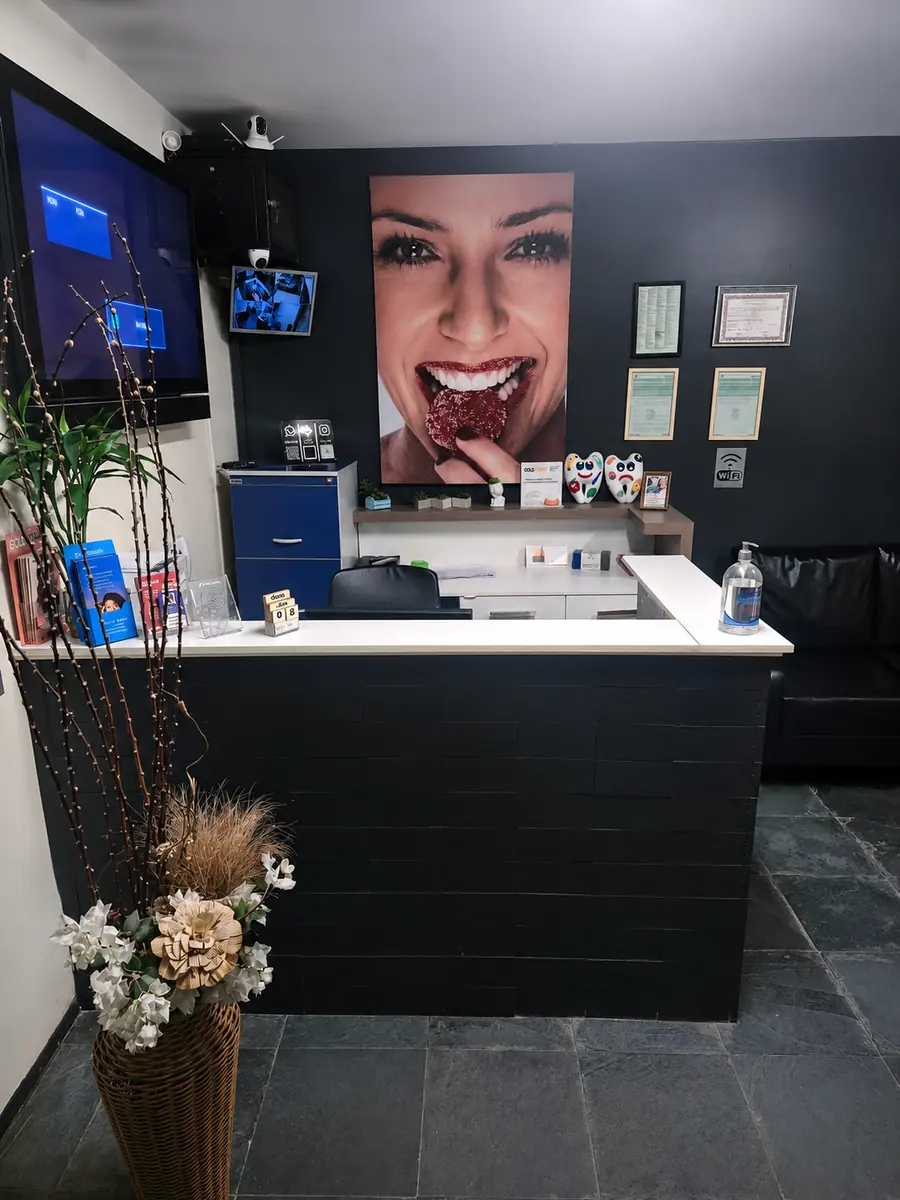 Recepção do consultório do Dr. Danilo Menah — balcão de atendimento