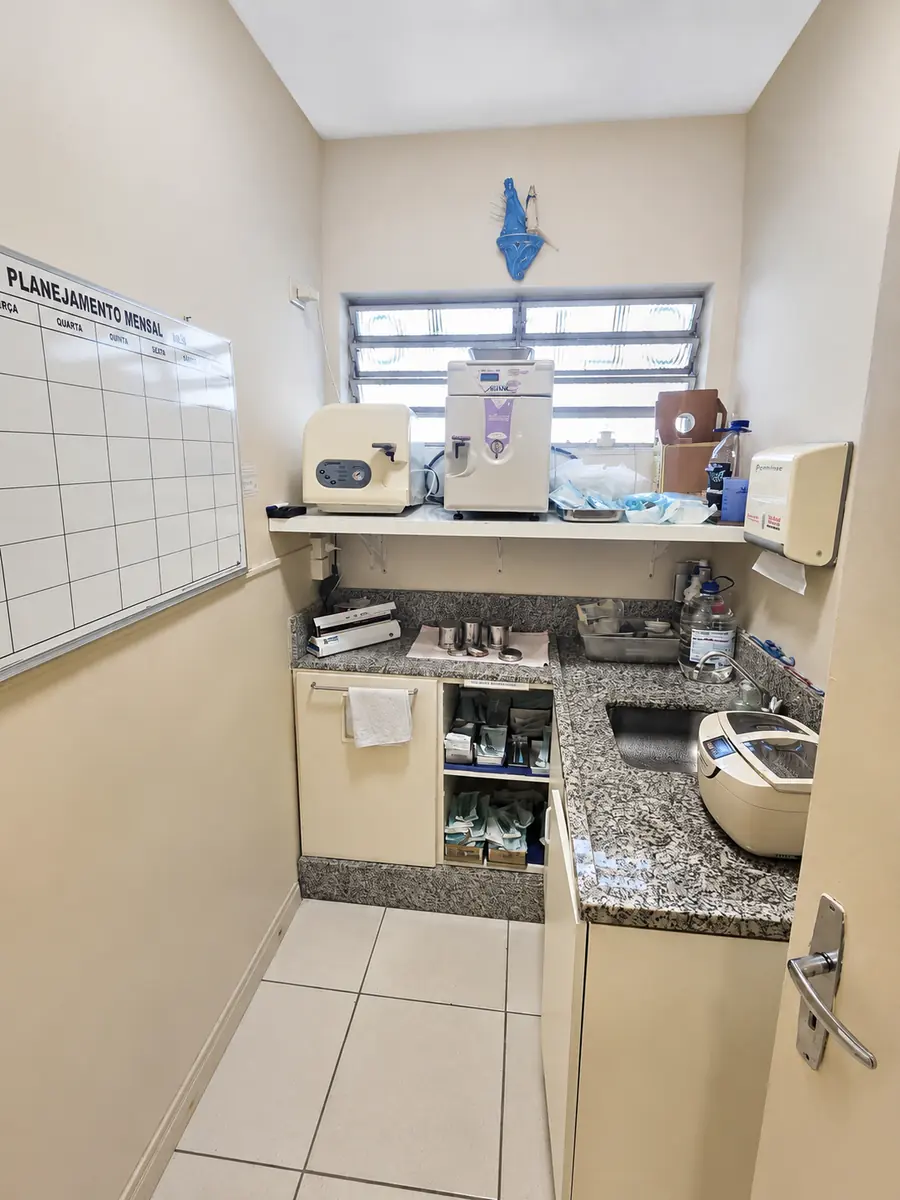 Sala de esterilização do consultório com autoclave, ultrassônica e materiais embalados